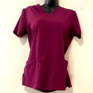 Burgundy Scrub Top in excellent pre~condition. Super comfortable